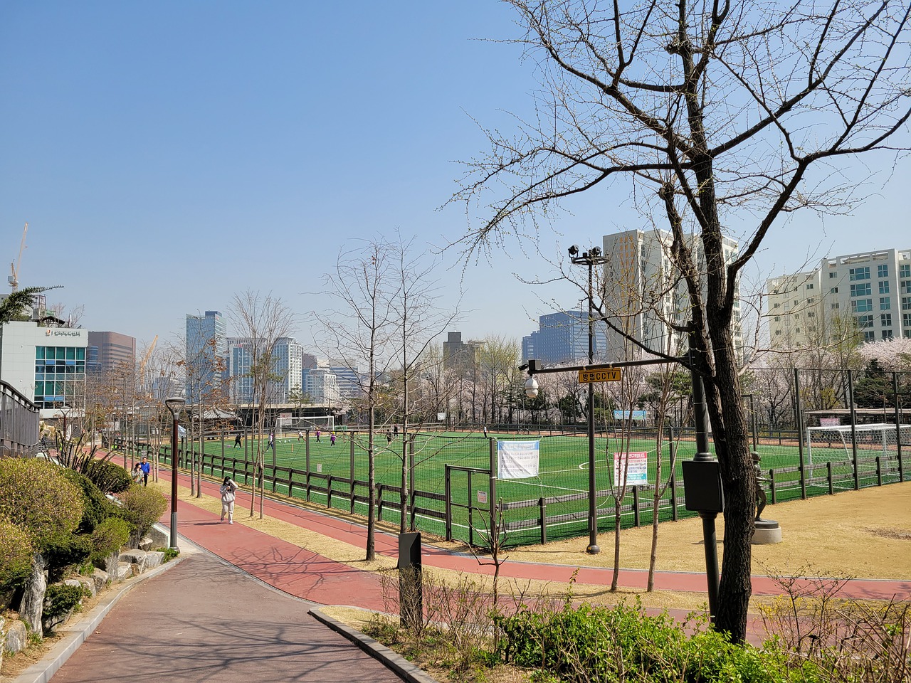 在山顶或湖
